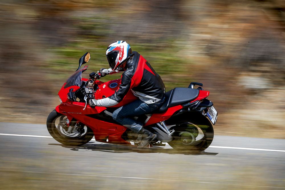 Honda VFR800F, una moto sport turismo con un exclusivo motor