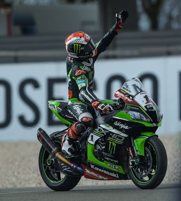 Nueva victoria de Jonathan Rea en la loca segunda carrera de Holanda.