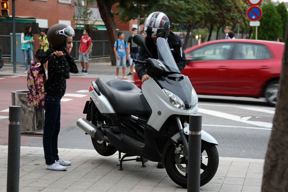 Cuál es la edad mínima del acompañante en moto