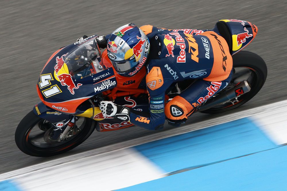 Brad Binder triunfa en Moto3, tras una épica remontada