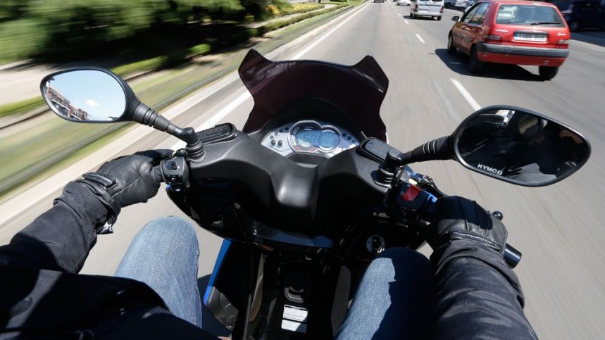 Circular en moto por la ciudad cuando hay atasco