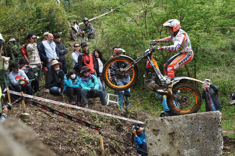 Adam Raga y Toni Bou se reparten las victorias del Mundial de Trial en Japón