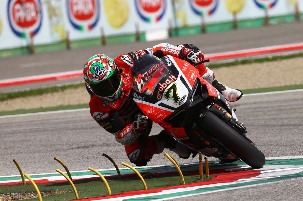 Davies domina la primera carrera de Superbike en Imola