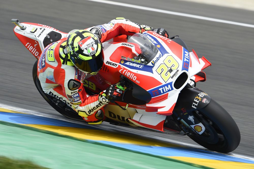 Andrea Iannone le roba el tiempo a Jorge Lorenzo