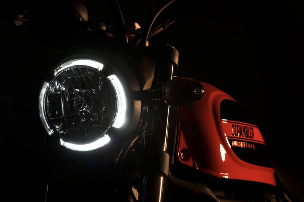 ¿Es legal circular con luces diurnas en moto?