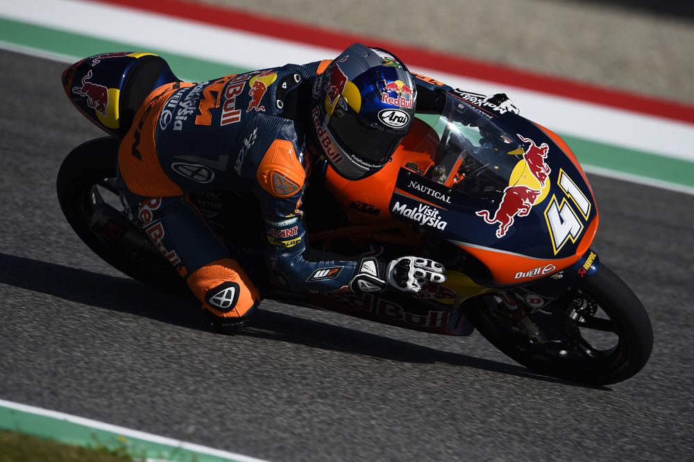 Brad Binder vence en Moto3 una carrera de locura