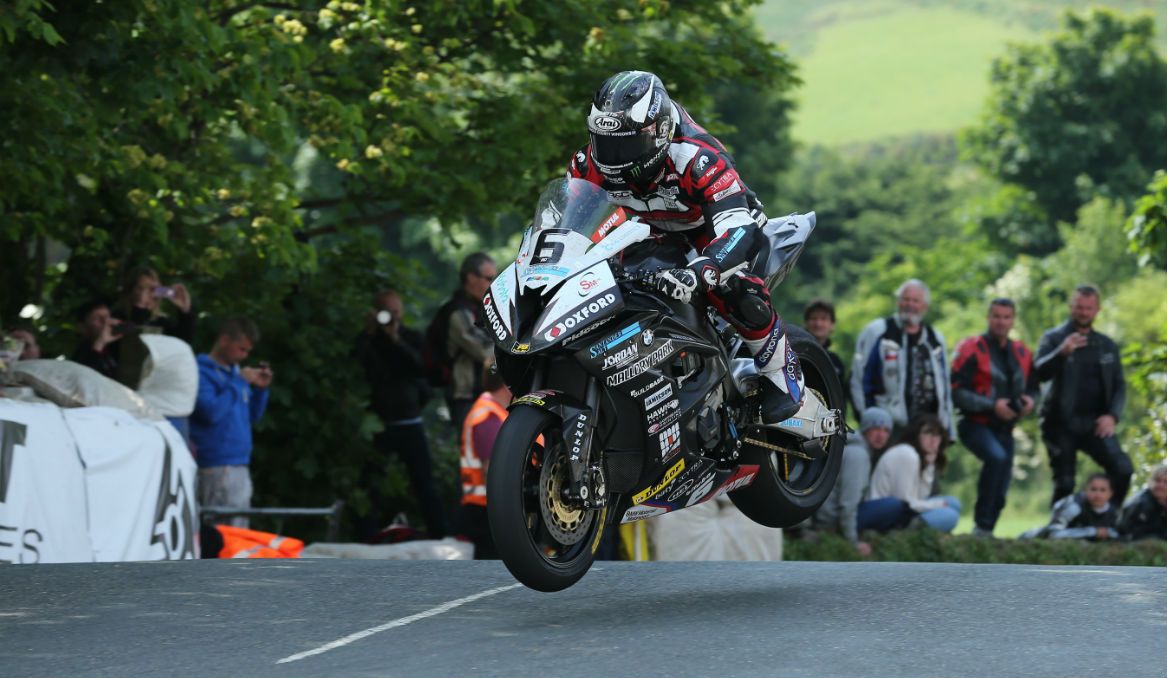 Michael Dunlop gana la primera carrera en el TT