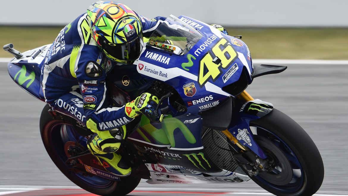Valentino Rossi bate a Marc Márquez en un intenso mano a mano