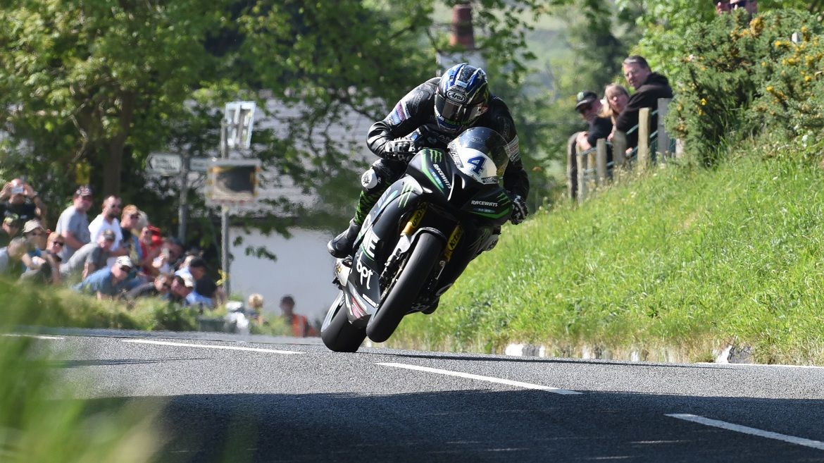 Ian Hutchinson hace doblete en el TT de la Isla de Man