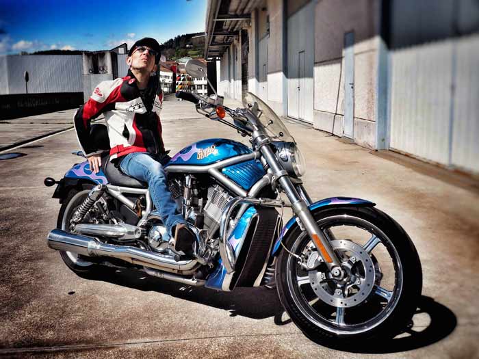 Fito dona su Harley-Davidson para la investigación del cáncer infantil
