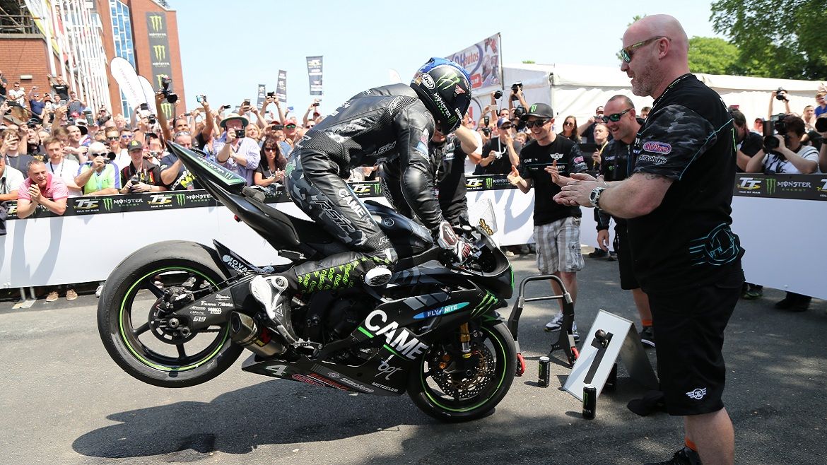 Ian Hutchinson sigue ganando en el TT