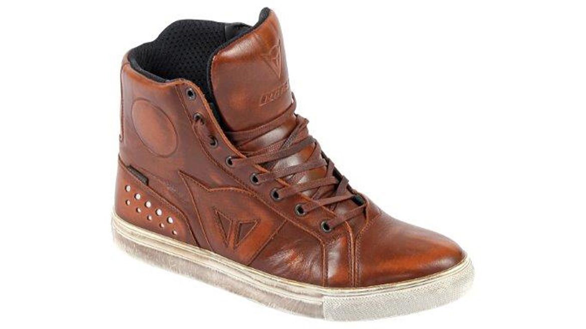 Dainese presenta sus vaqueros y botas para moto por ciudad