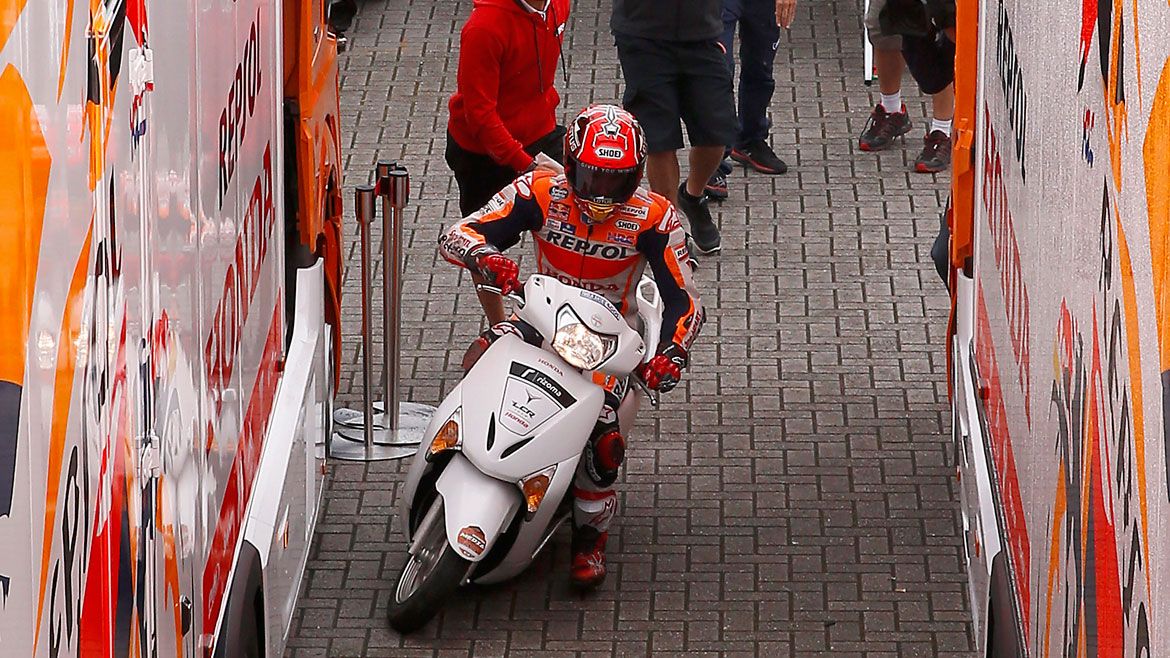 Marc Márquez “roba” un scooter para la Q2 de Assen