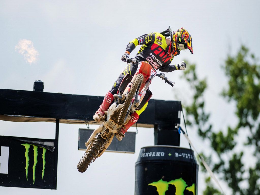 Espectacular duelo entre Tim Gajser y Tony Cairoli en el MXGP de Mantova