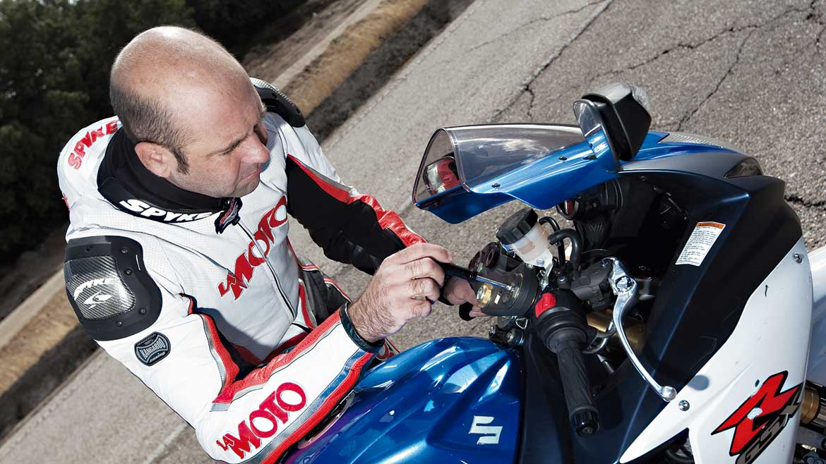 Cómo se regula la precarga de las suspensiones de una moto