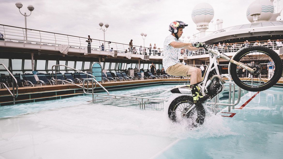 Adam Raga disfruta con su moto de trial en un crucero