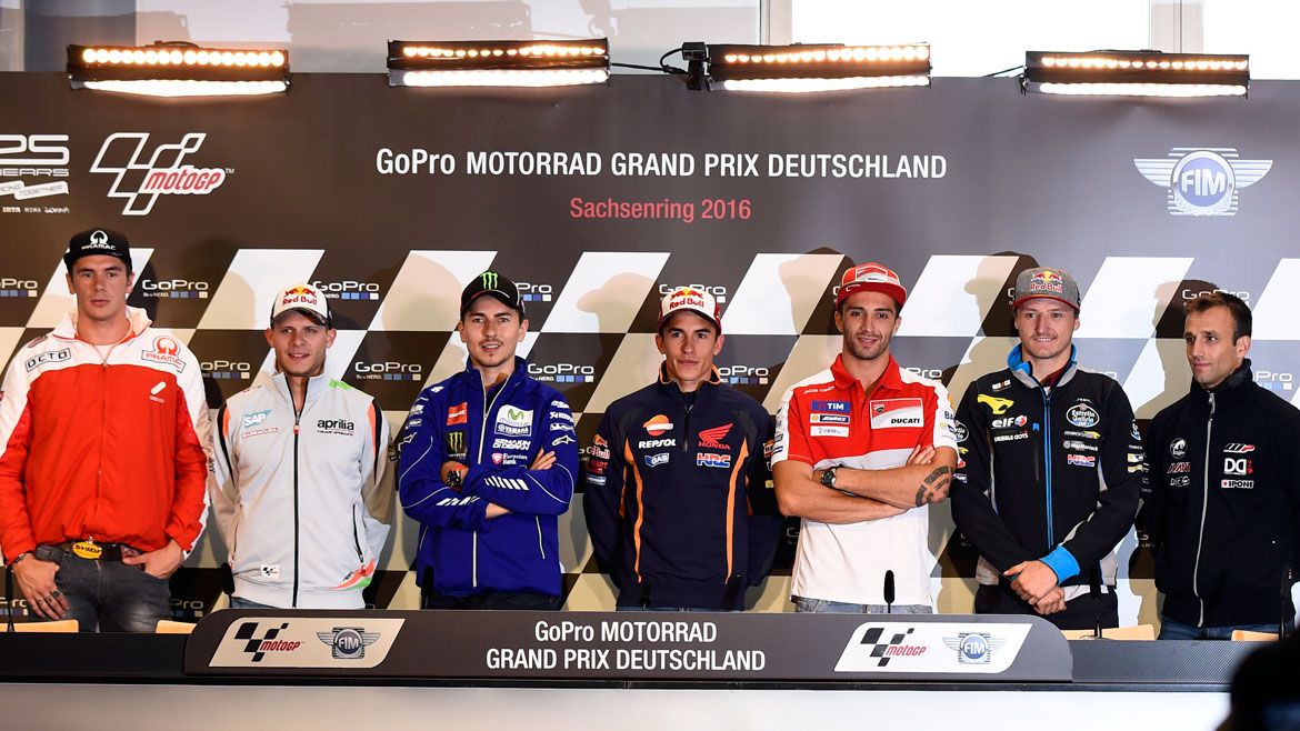 Todos pendientes de la lluvia en Sachsenring
