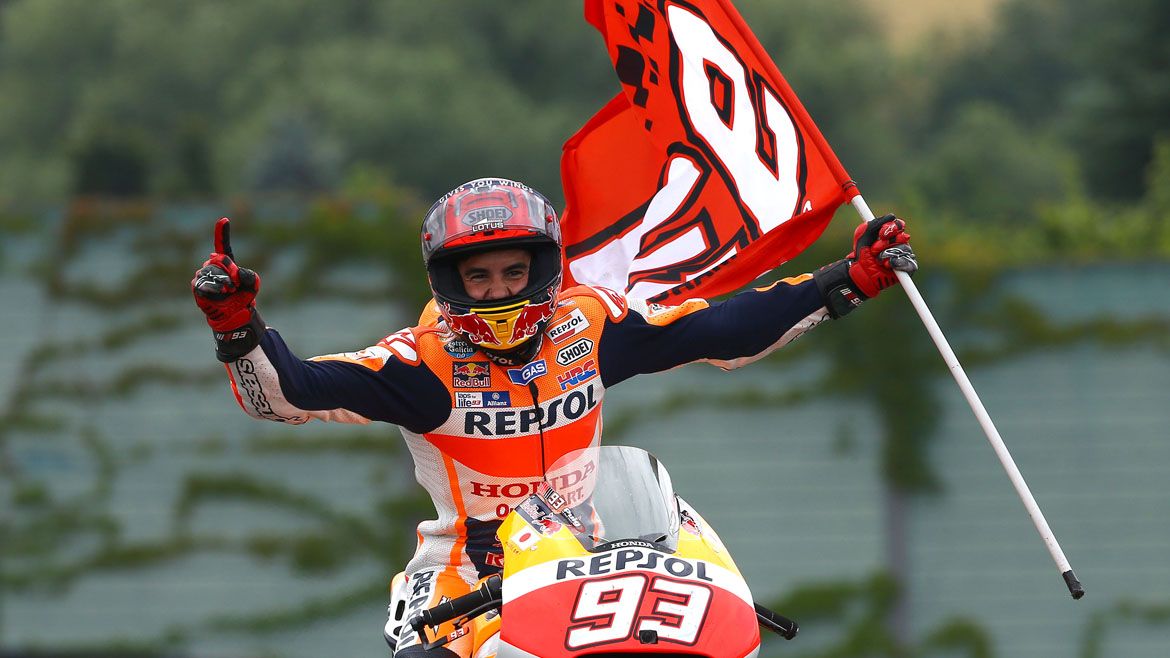 Marc Márquez prolonga su idilio con Sachsenring en una carrera caótica