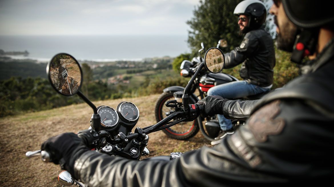 Cómo equiparte para combatir el calor en moto