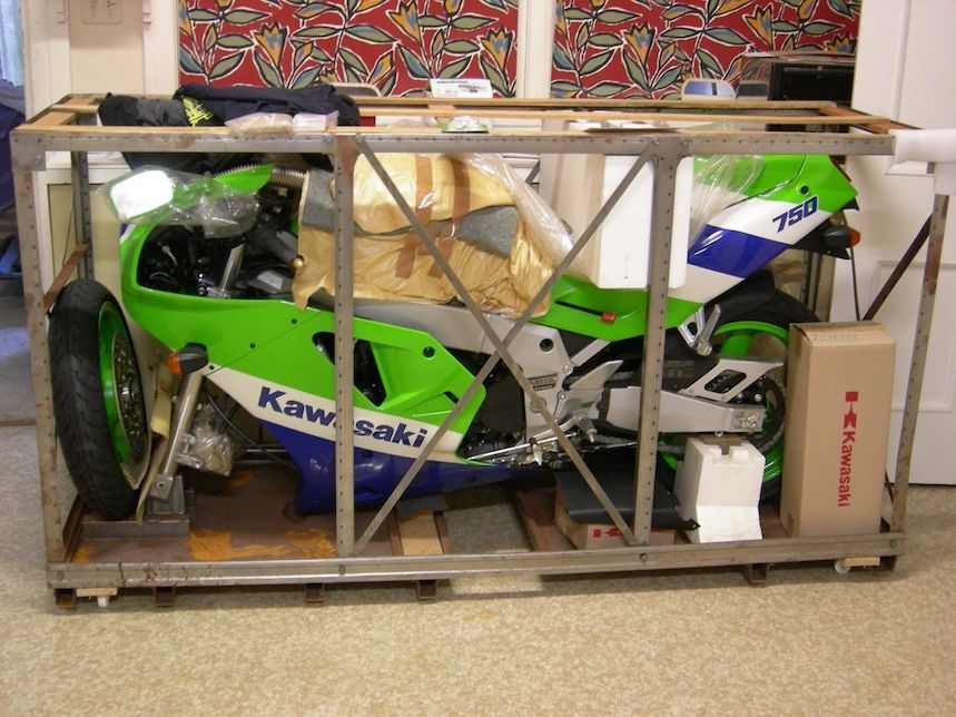Sí, es una Kawasaki ZXR-750 H2 en su caja original y está a la venta