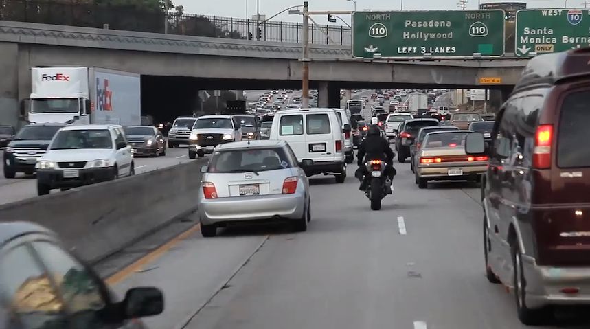 Filtrarse entre los coches es ya legal en California