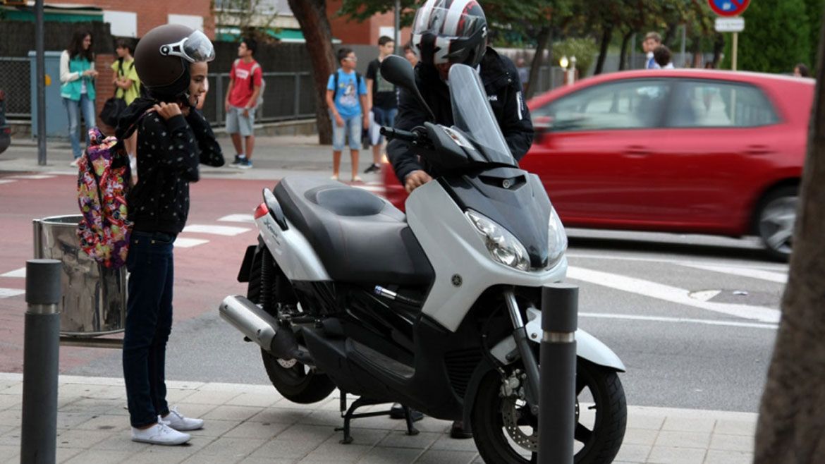 Cúando y cómo debería viajar tu hijo como pasajero de moto