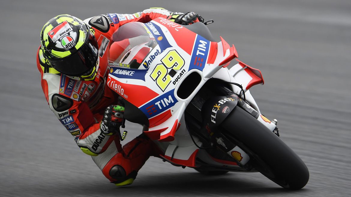 Iannone lidera el FP3; Márquez se cae y se disloca el hombro