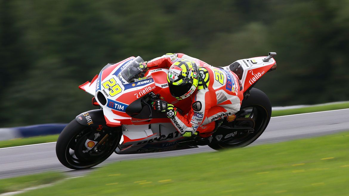 Andrea Iannone, pole en Austria por delante de Rossi