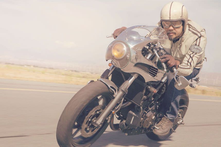 Sal en moto hecho un pincel con accesorios como estos