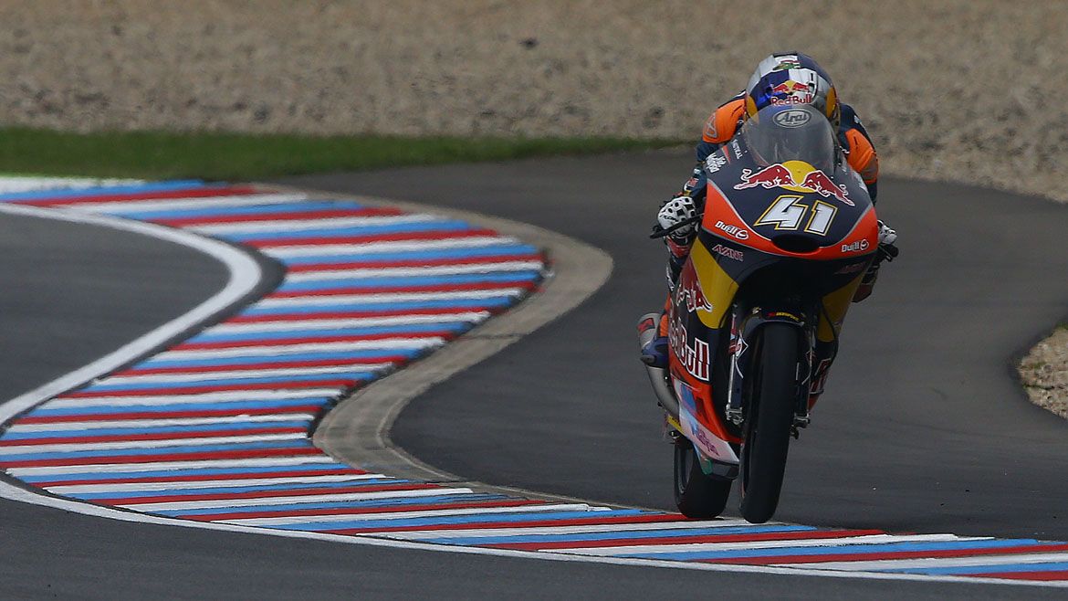 Brad Binder lidera la primera jornada en Brno