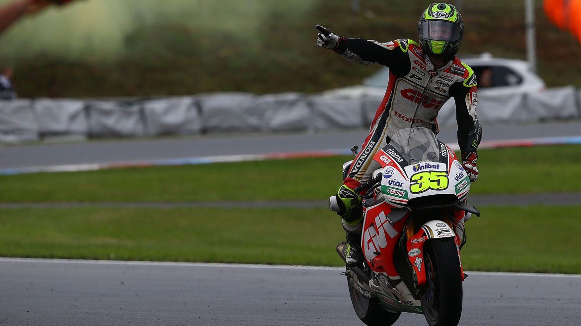 Crutchlow navega hacia la victoria en Brno