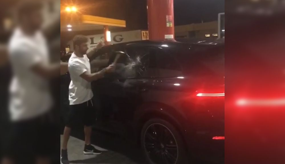 Andrea Iannone la emprende a martillazos con su Porsche, pero tiene explicación