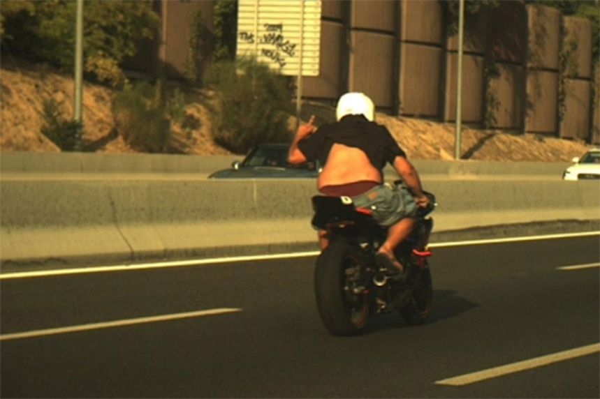 Sólo un enfermo iría así en moto