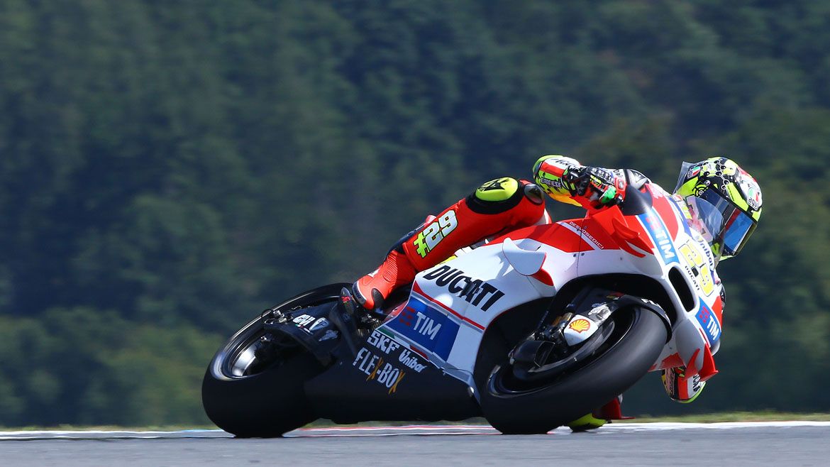 Andrea Iannone lidera la primera jornada en Gran Bretaña