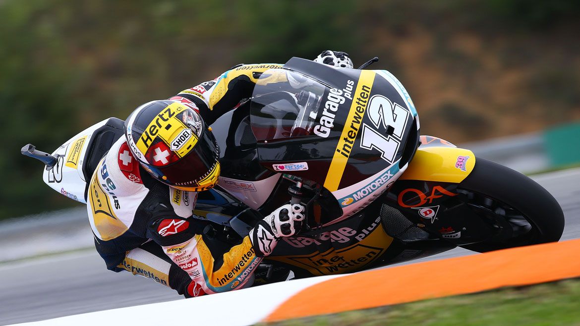 Zarco la lía y permite que Rins siga vivo en el Mundial