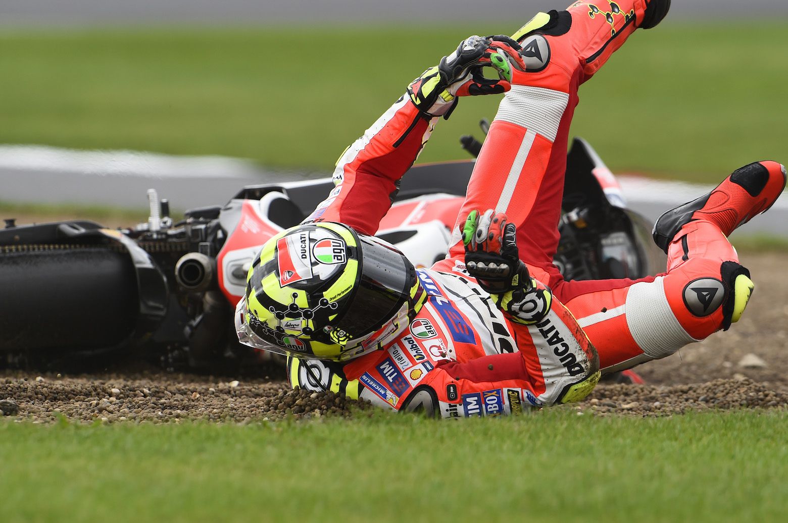 Andrea Iannone se fractura la vértebra D3 y no participará en Misano