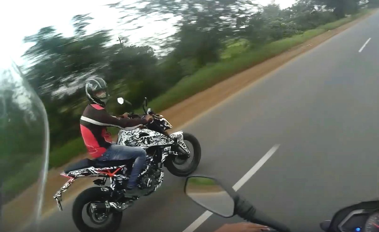KTM 390 Duke 2017, pillada en carretera y en parado a 360 grados