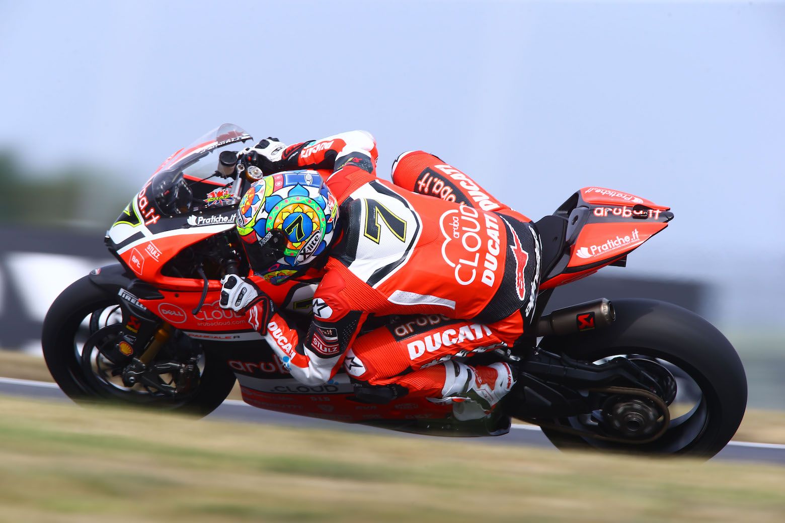 Chaz Davies firma una aplastante victoria, Jonathan Rea abandona