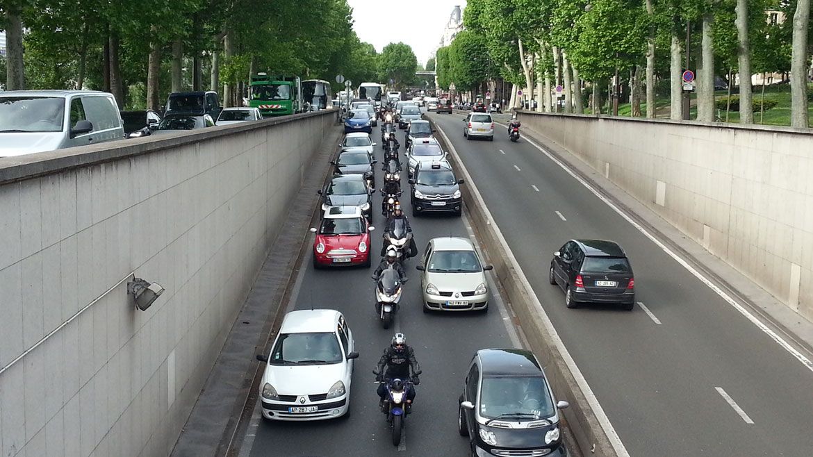 Si cambiáramos el 10% de los coches por motos, pasaríamos un 40% menos de tiempo en atascos