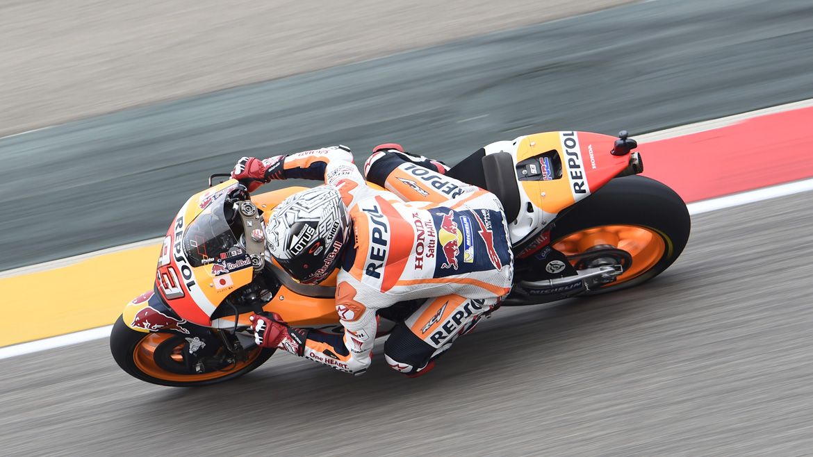 Márquez lidera un accidentado FP3