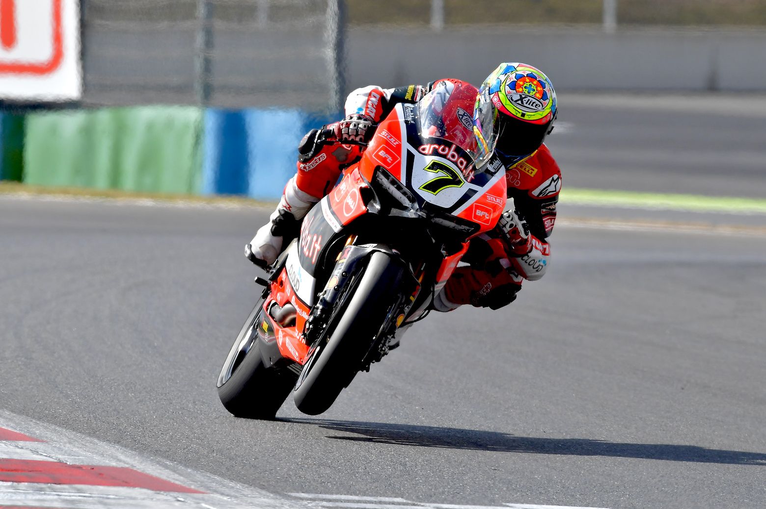 Chaz Davies vence de nuevo en Magny-Cours ante la fraternal pelea de Kawasaki