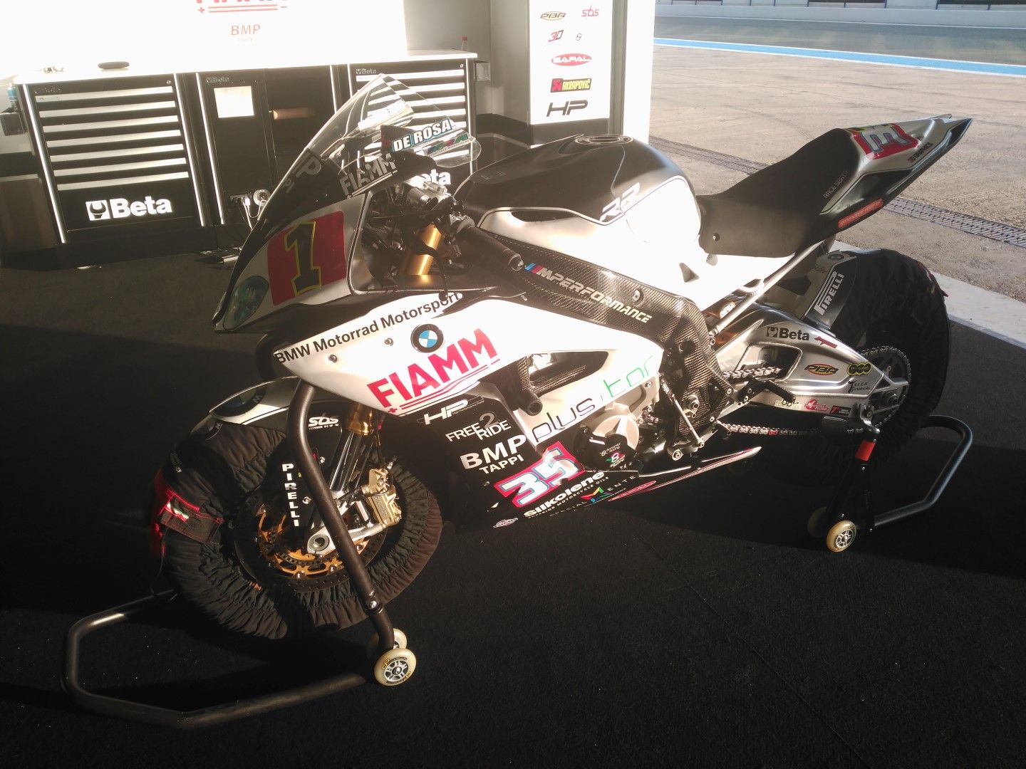 Probamos en Jerez y en exclusiva para España la BMW S 1000 RR del Mundial de SBK