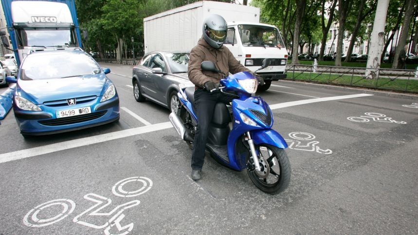 ¿Por qué prohibir las motos en el carril bus de la Castellana? Te lo contamos