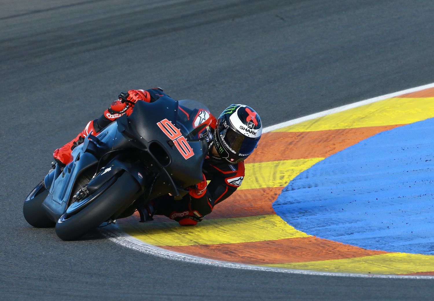 Jorge Lorenzo ya rueda con la Ducati, mañana con la GP17