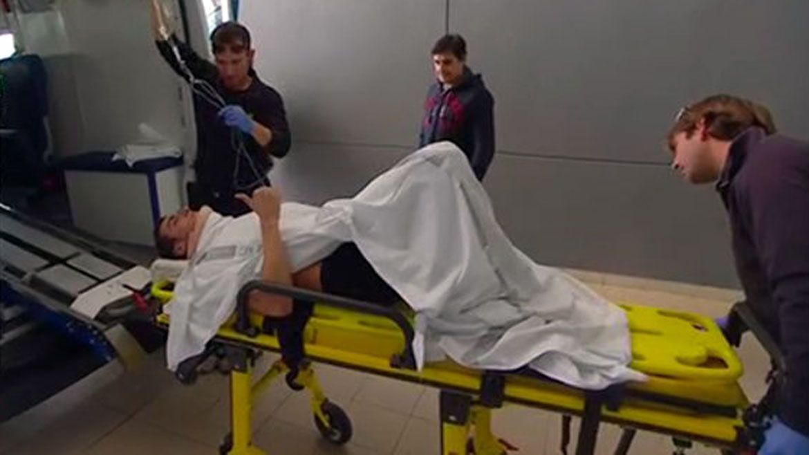 Álex Rins es trasladado al hospital en ambulancia