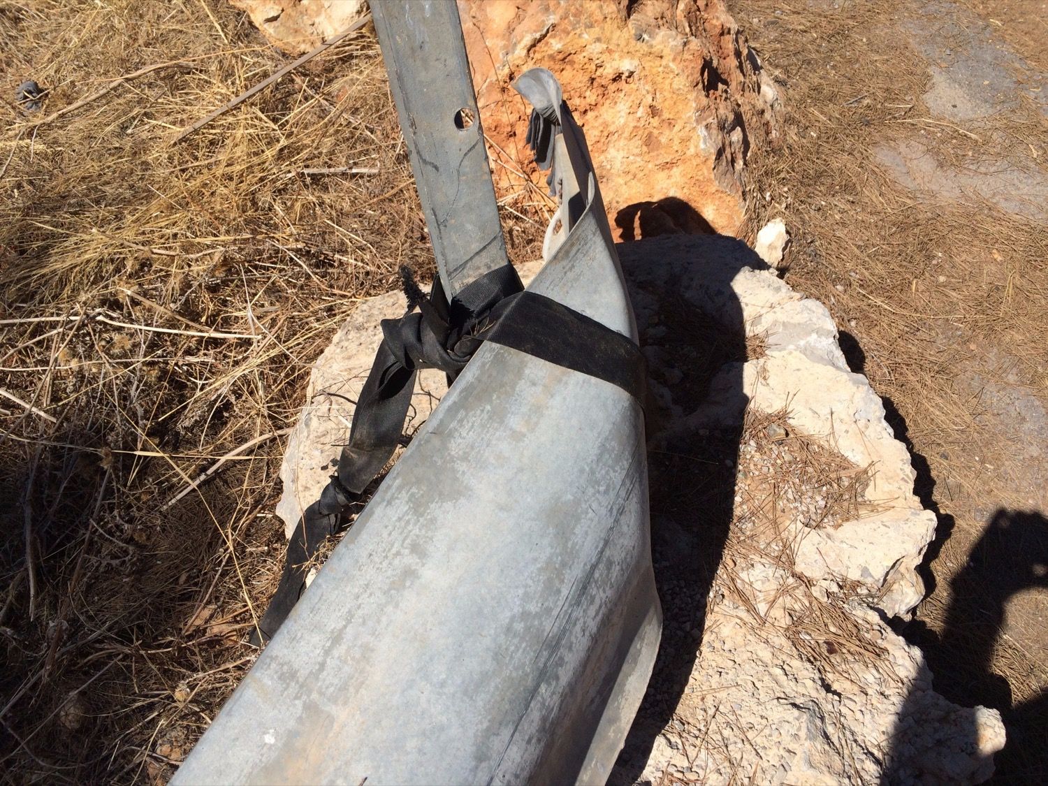 Sí, este guardarraíl oxidado está atado con un cinturón de seguridad