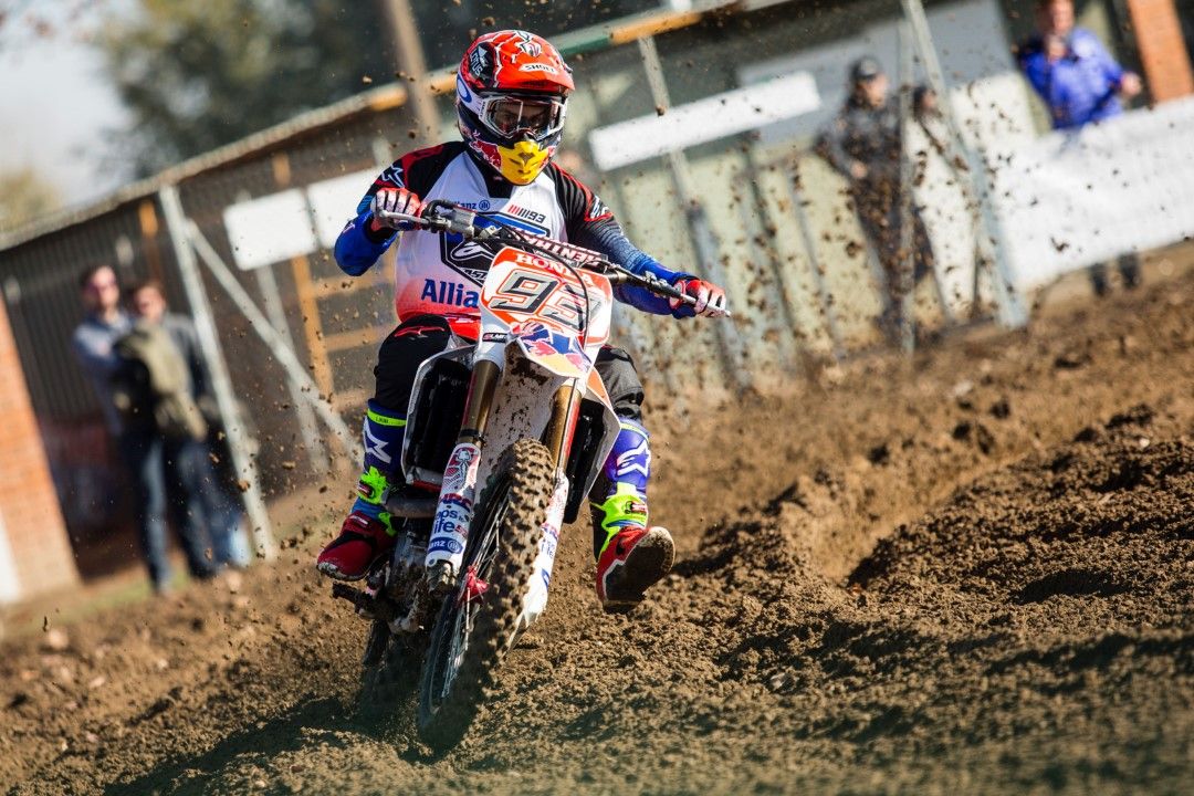 Marc Márquez disfruta con los más pequeños en el Allianz Junior Motor Cup