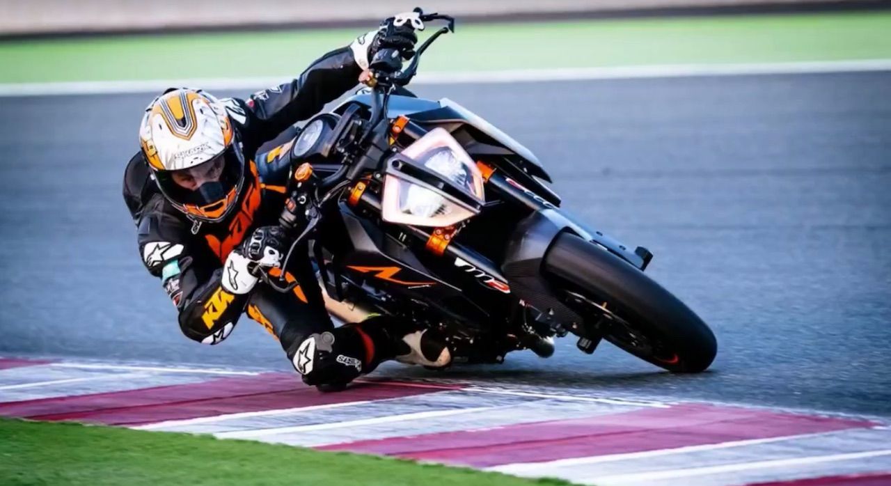 A bordo con Jeremy McWilliams sobre la KTM 1290 Super Duke R 2017, exprimiendo la bestia naranja