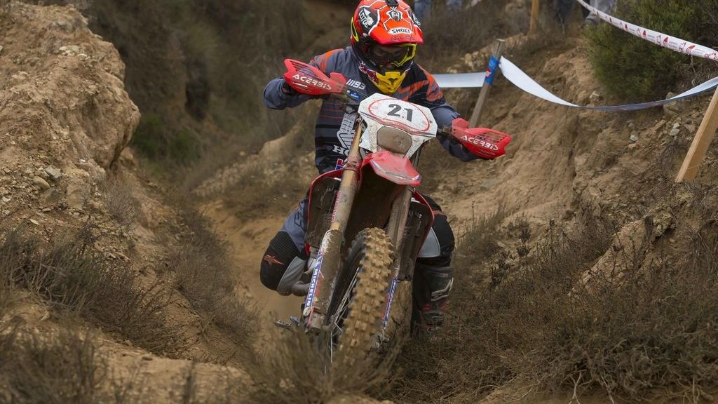 Marc Márquez brilla en su debut en enduro pero acaba penalizado