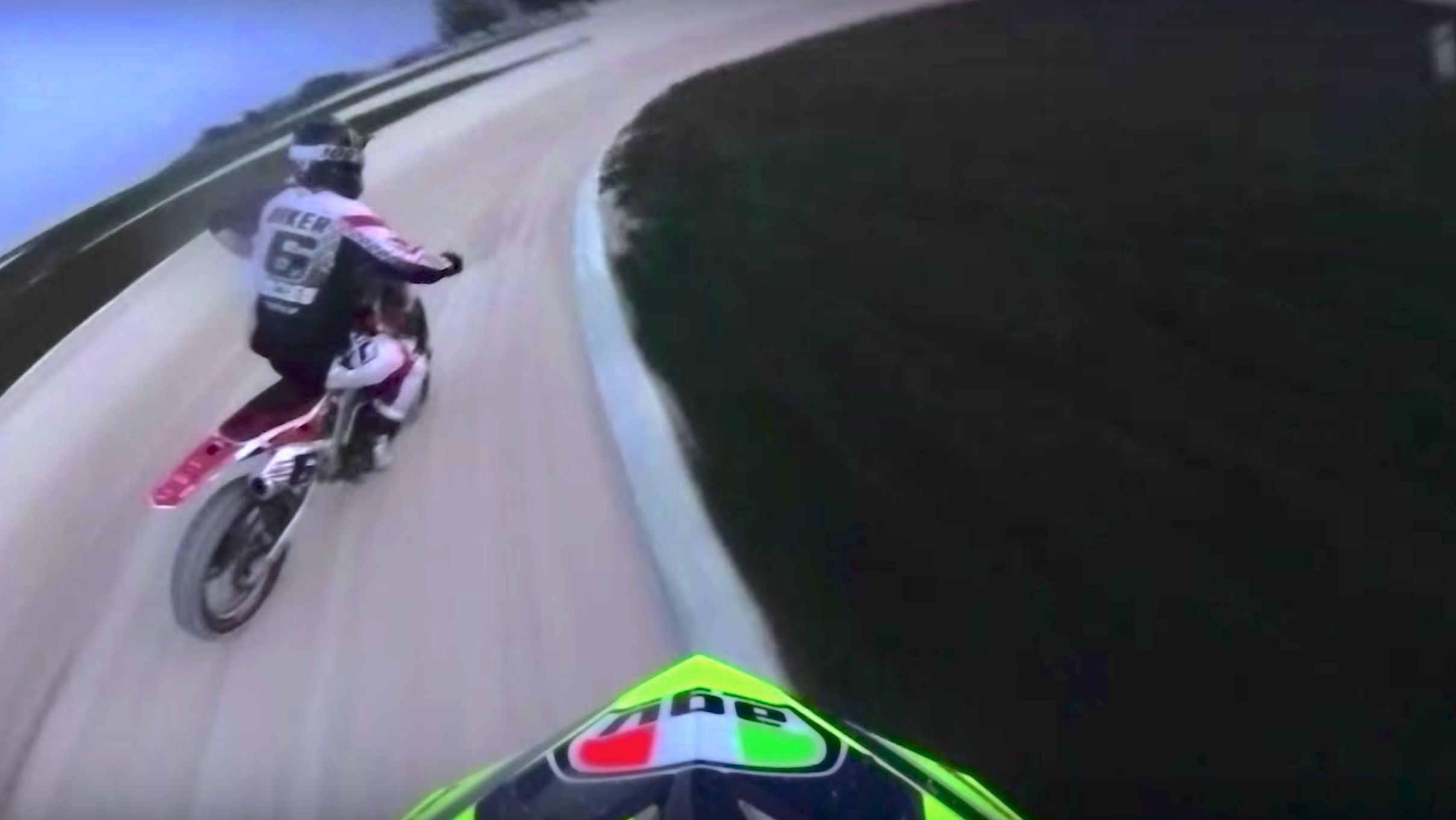 Valentino Rossi vs Brad Baker, duelo en el rancho del 46